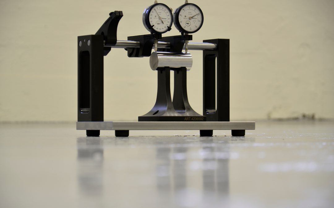 Complete measuring fixture to measure the roundness/run out on axles